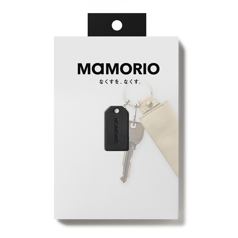 MAMORIOの本体（黒い小型プレート型タグとパッケージ）